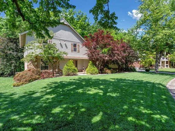 4818 Gatesbury Dr, Saint Louis, MO 63128