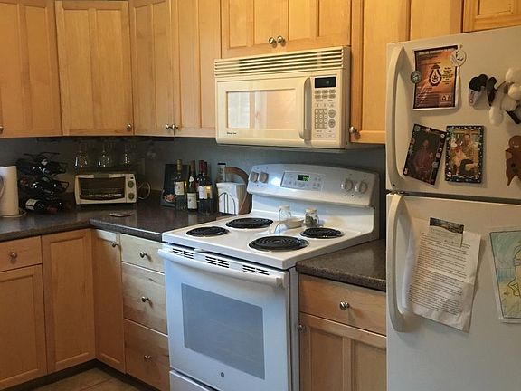 Kitchen w. newer appliances