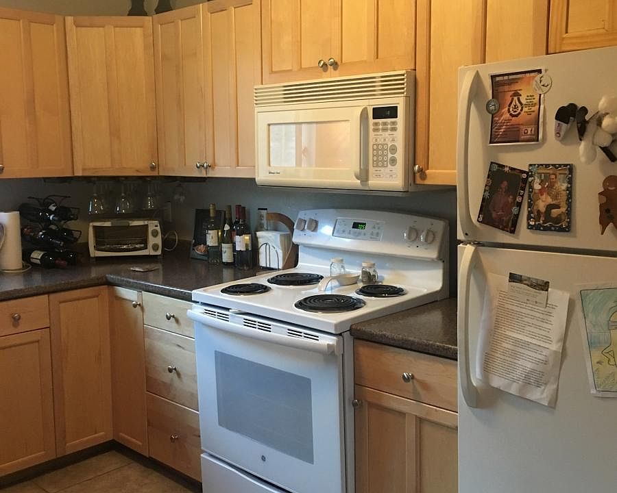 Kitchen w. newer appliances