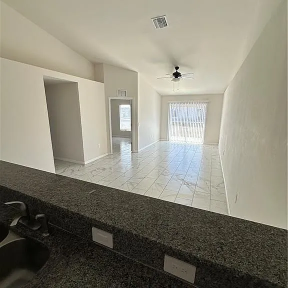 254 SW 3rd St — Photo 4