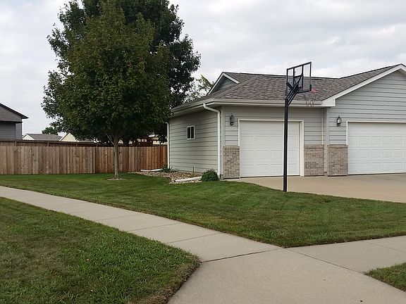 Fence/basketball hoop