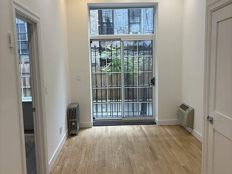 304 E 92nd St #1R — Photo 4