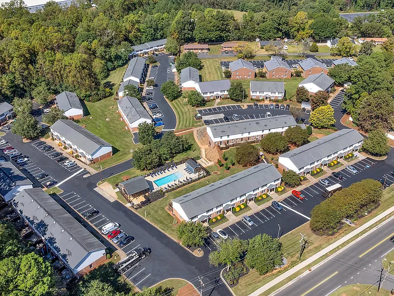 Belmont Heights Apartments & Townhomes — Photo 40