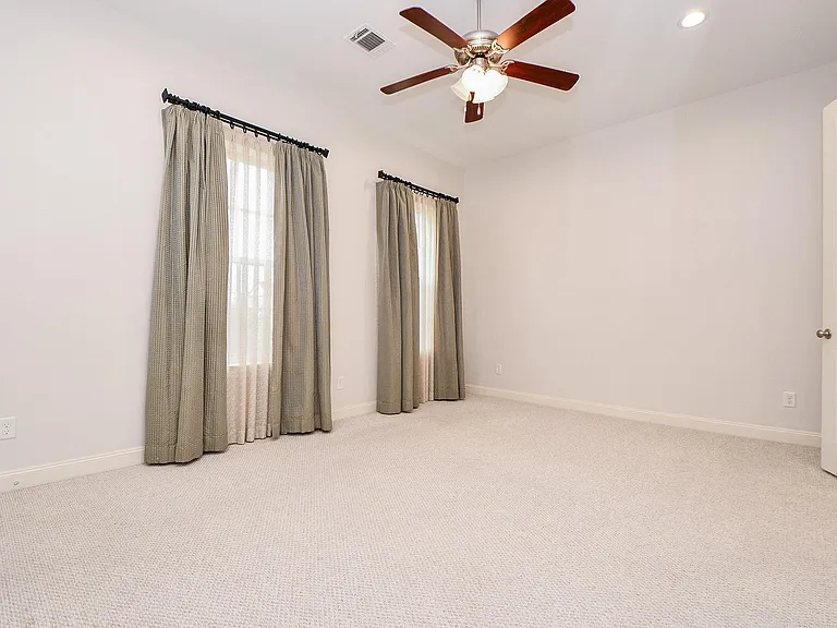 709 Delano St — Photo 23
