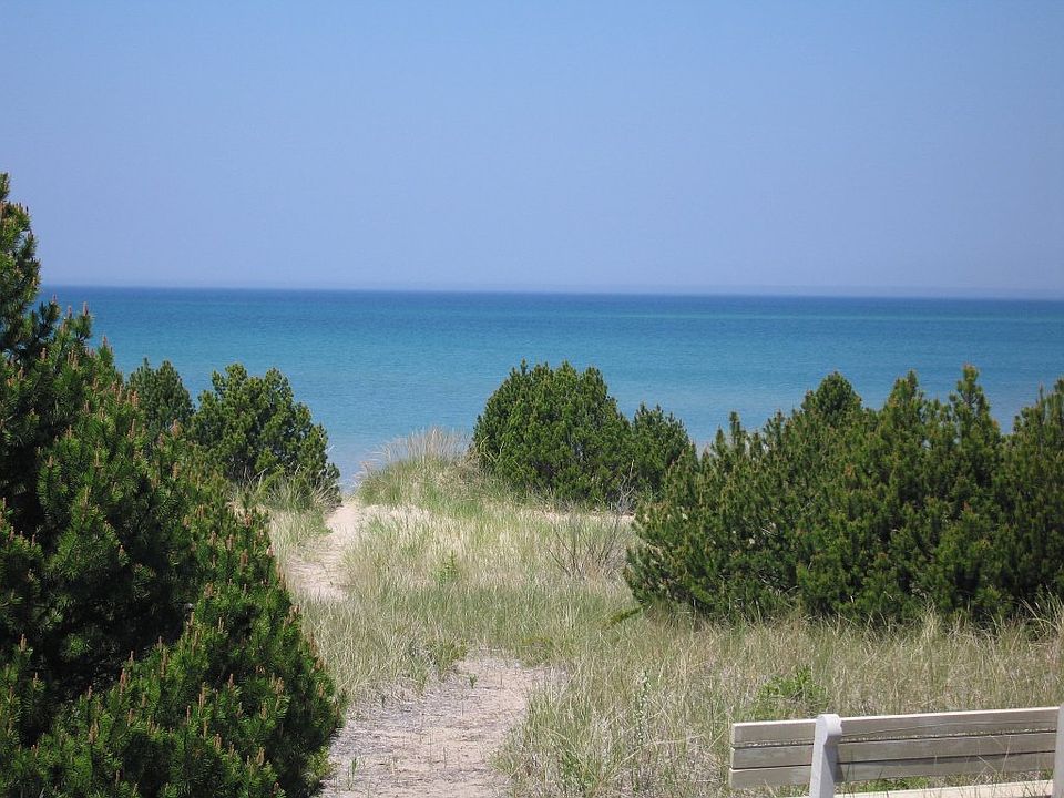 1st image of Pineview Dr