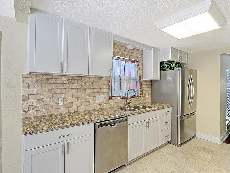 1235 Lakeview Rd — Photo 2