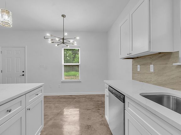 4th image of 1370 Dow Pl