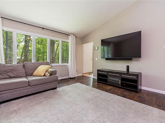 4th image of 32551 Sweetbriar Ct