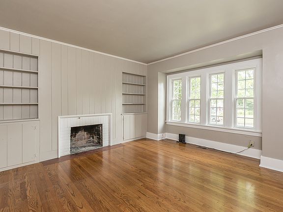 3rd image of 1026 E Willow Ave