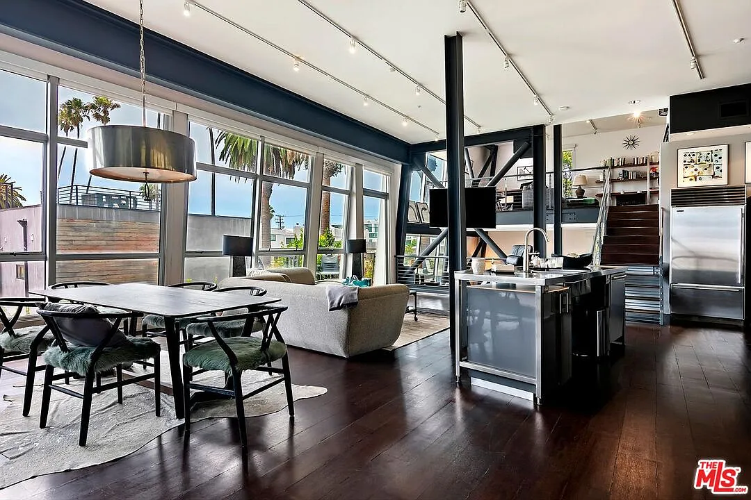 2 bed, 2.0 bath, 1900 sqft, $8,000 — Photo 2