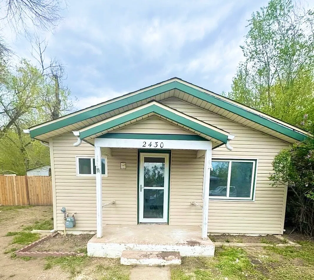 4 bed, $2,400 — Photo 1