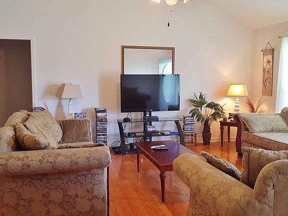 4th image of 205 Warren Cir