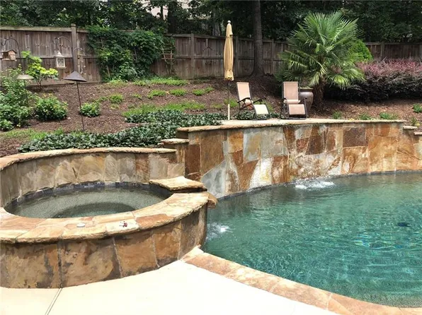 27 Meadows Ct, Dawsonville, GA 30534