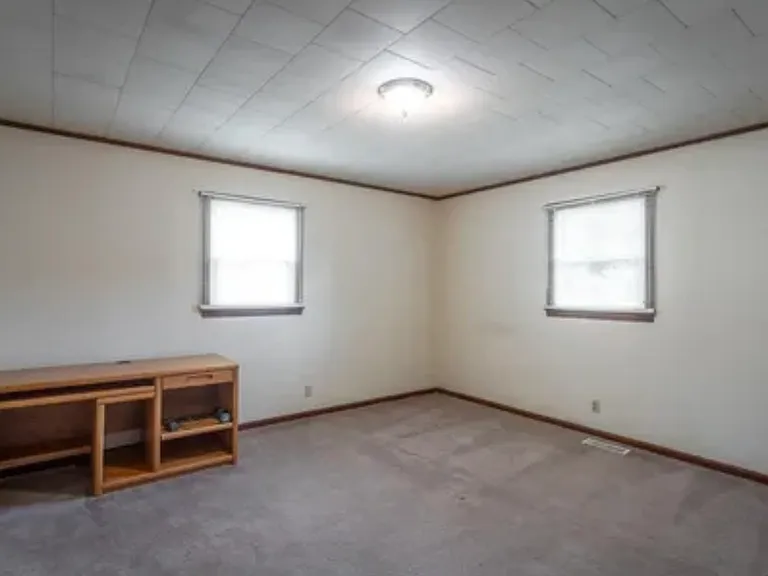 305 Hall St — Photo 21