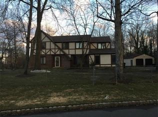 2 Pleasant Pl, North Brunswick, NJ 08902