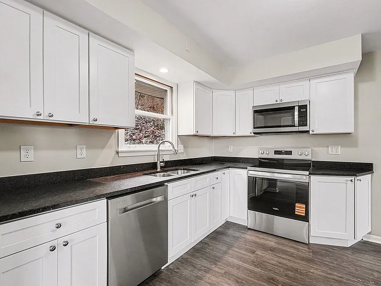 334 Hyde Park Dr — Photo 1