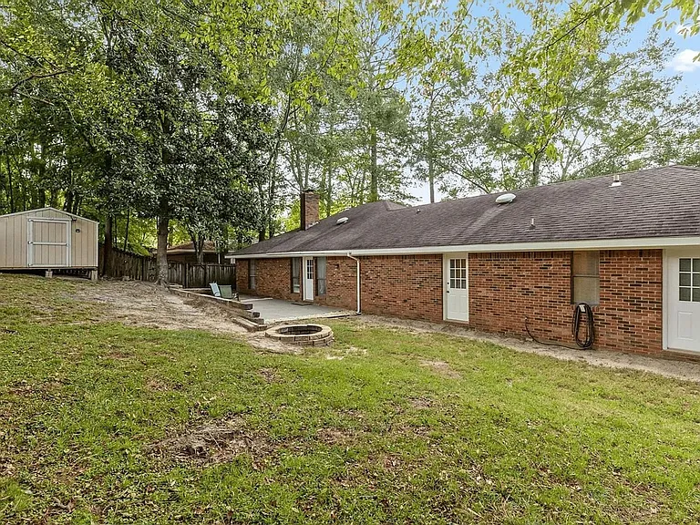 62 Sharmont Dr — Photo 4