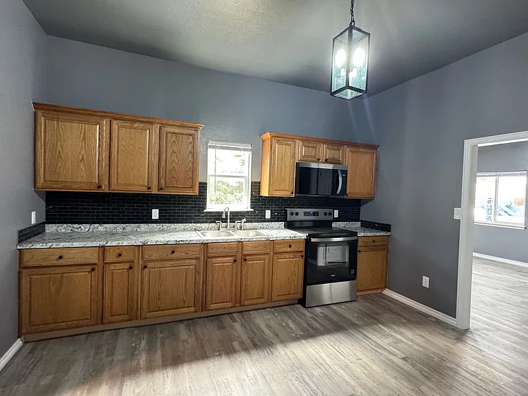 406 G St — Photo 4
