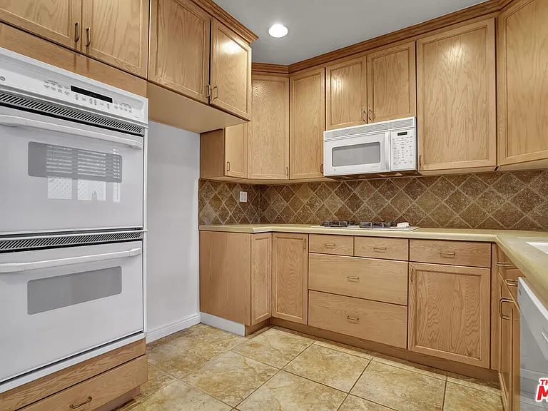 14101 Dickens St #10 — Photo 13