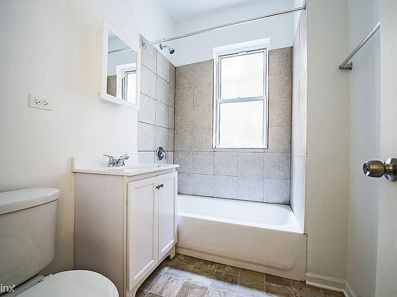 7236 S Yates Blvd Apartments Chicago Bathroom_1