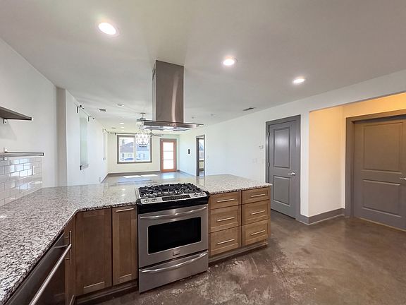 5th image of 1067 Zophi St