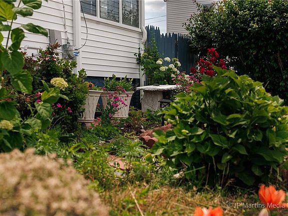 4th image of 146 Garden St