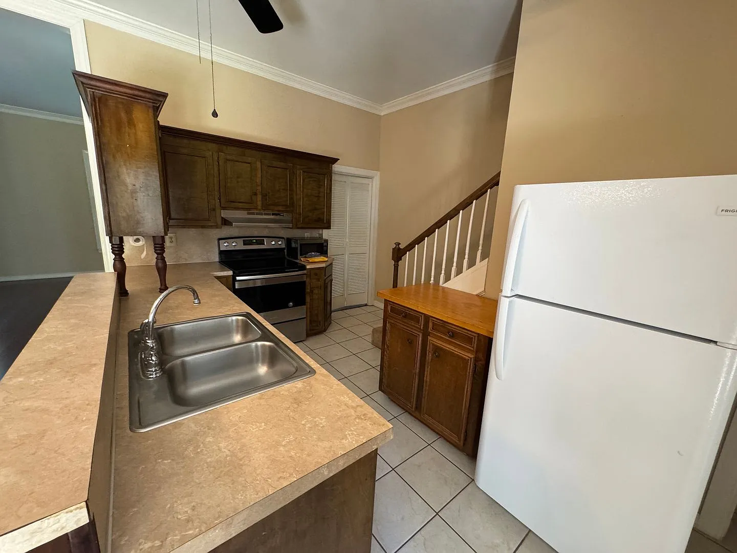 Two Story 2 bedroom, 2 bathroom home in South Highland — Photo 3