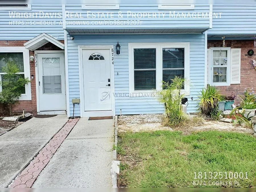 Beautiful 2/2.5 Townhome in Town n Country — Photo 1