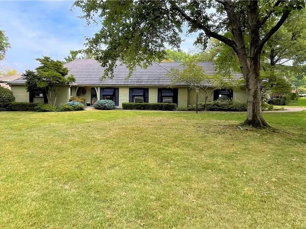 8841 Aberdeen Dr, Leawood, KS 66206