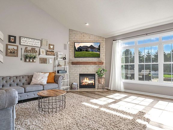 5th image of 57062 Woodmere Dr