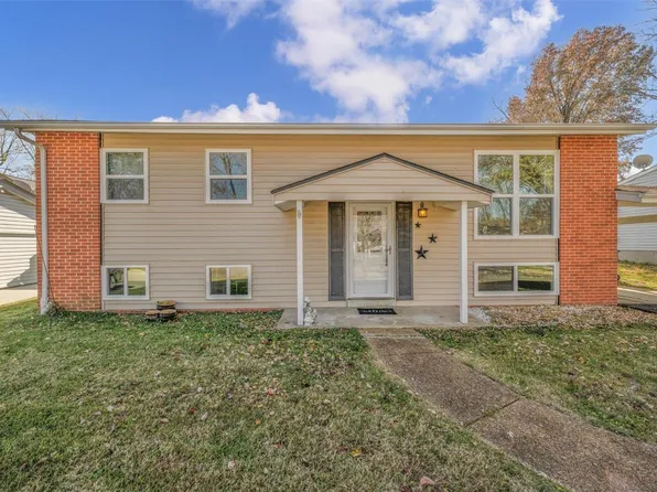 11910 Longmont Dr, Maryland Heights, MO 63043