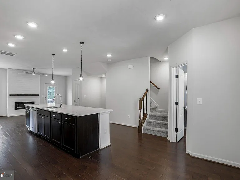 2437 Drake Ln — Photo 6