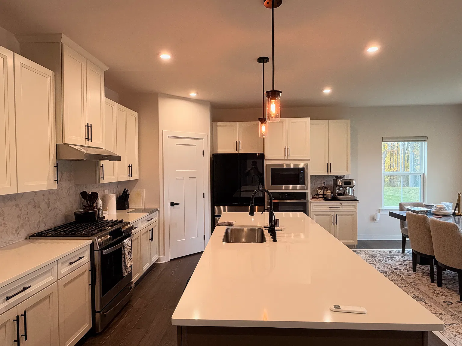 5 bed, 3918 sqft, $4,350 — Photo 3