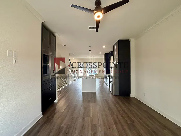 548 W Erwin St — Photo 8