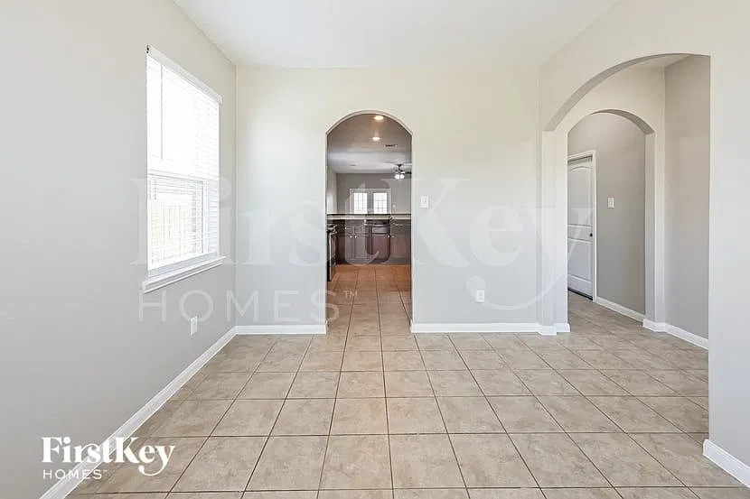 3 bed, 2.0 bath, 1597 sqft, $2,005 — Photo 4