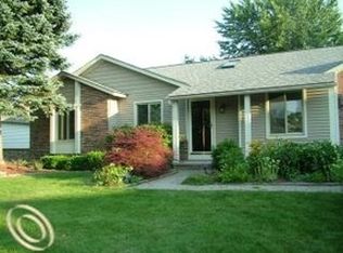 116 Foxboro Dr, Rochester Hills, MI 48309