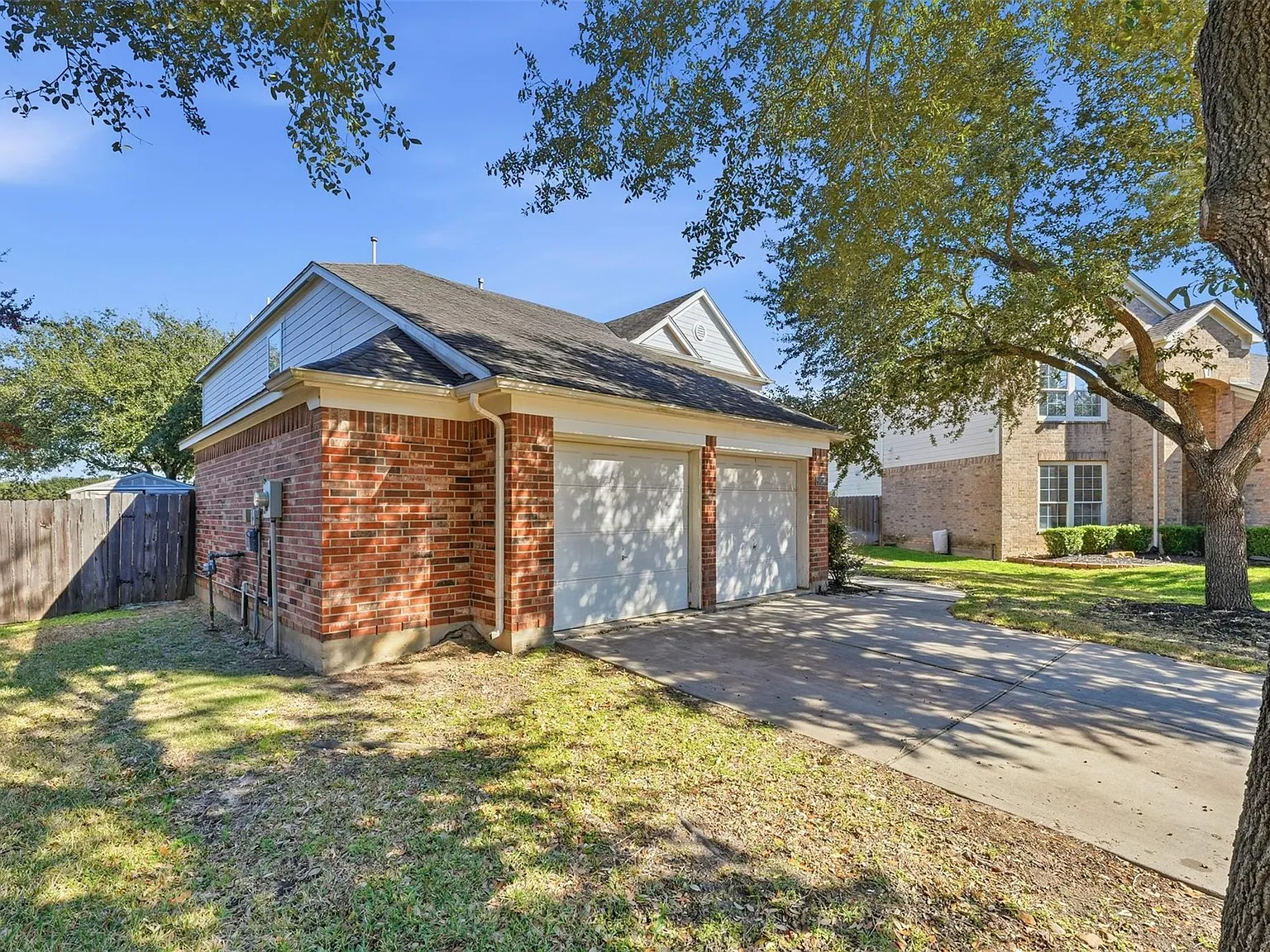 5 bed, 2.5 bath, 2598 sqft, $2,300 — Photo 2