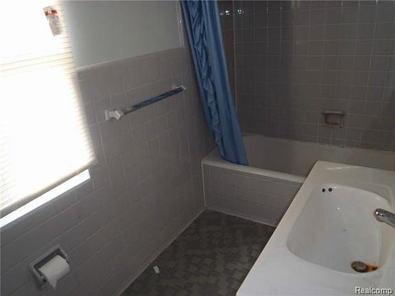 4th image of 15274 Horger Ave