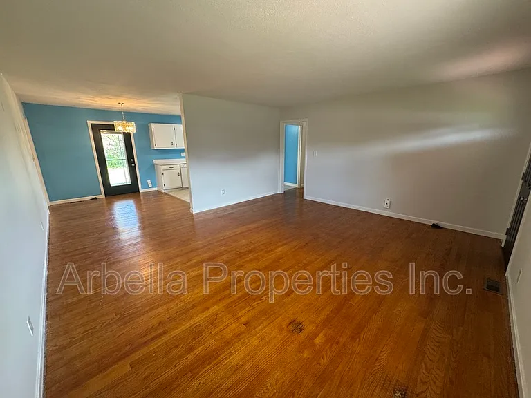 1713 Seward Dr — Photo 4