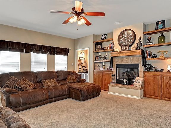 5th image of 2104 N Village Dr