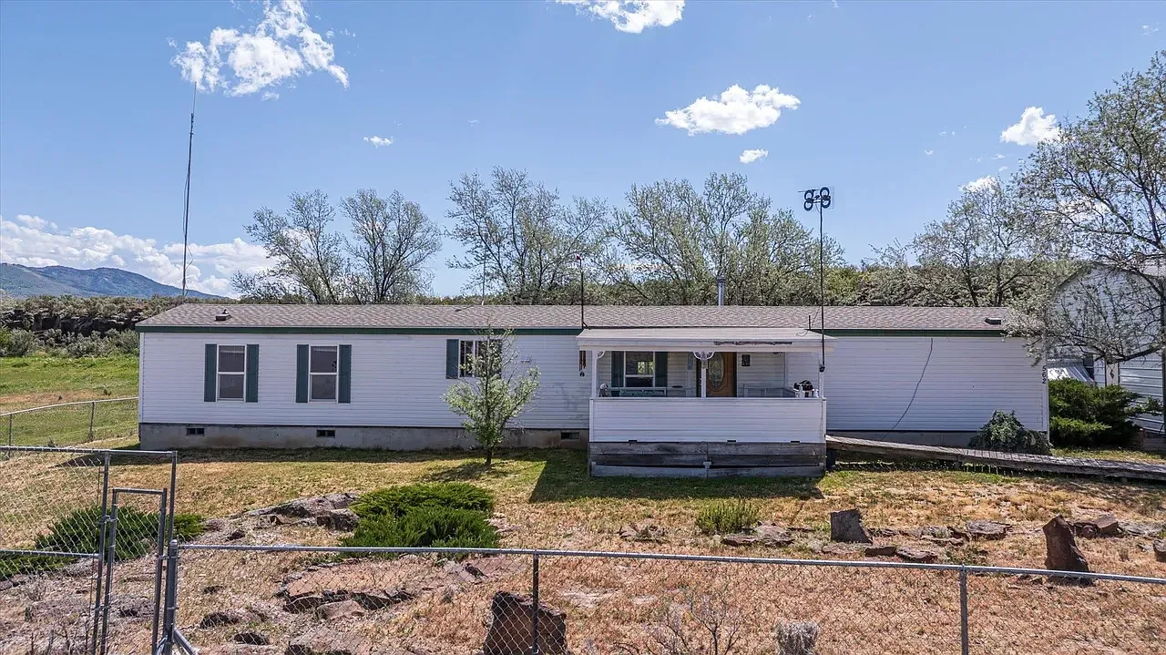 3 bed, 1210 sqft, $1,900 — Photo 1