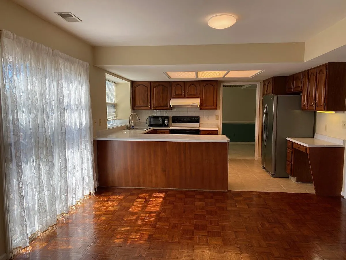 4 bed, 2.5 bath, 2128 sqft, $2,400 — Photo 4