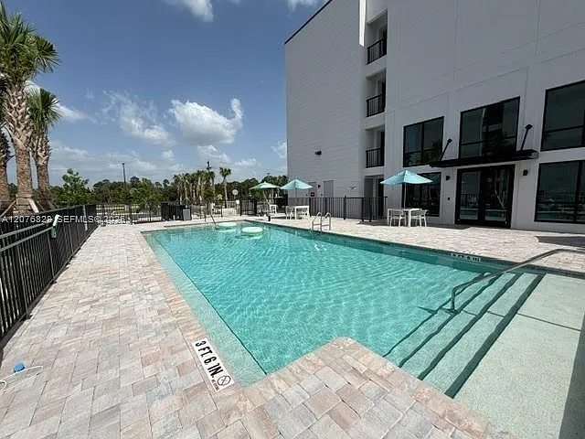 2 bed, 2.0 bath, 865 sqft, $1,075 — Photo 2
