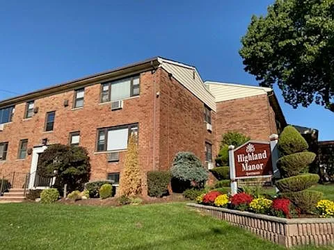 Highland Manor Apartments — Photo 10
