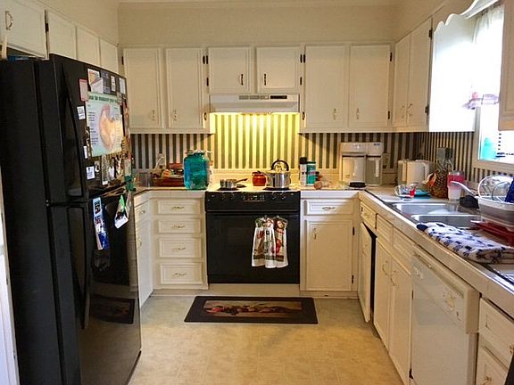 5th image of 417 Dennis St