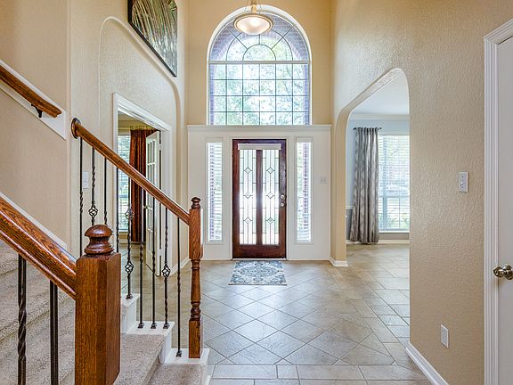 Welcoming 2-story entry.