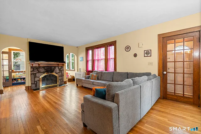 4 bed, 1.5 bath, 1977 sqft, $3,600 — Photo 4