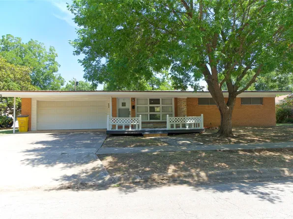 606 Line Dr, Gainesville, TX 76240