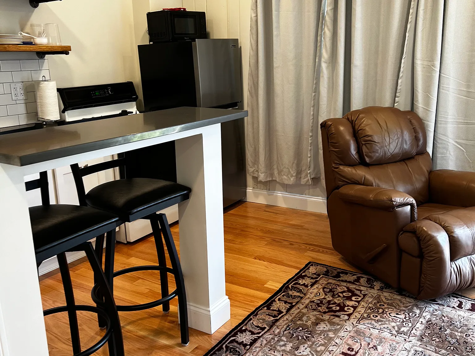 Studio, 300 sqft, $1,200 — Photo 3