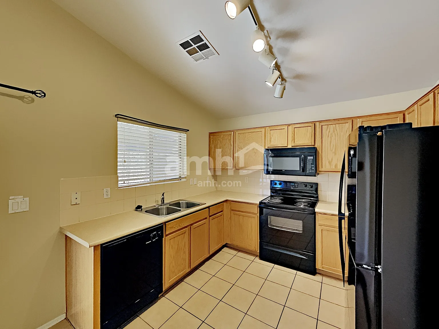 3 bed, 2.0 bath, 1206 sqft, $1,765 — Photo 3